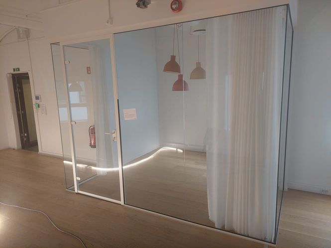Hovedbilde Glassvegger med glassdør og sidefelt – 323 cm