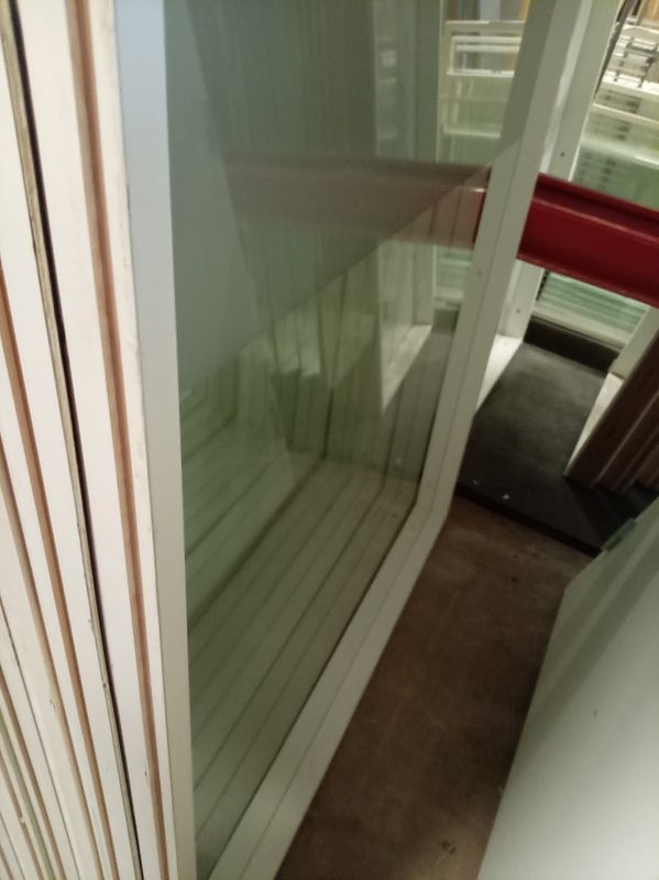 Helglassvegger Høyde: 2160mm med heltrekarm 6mm herdet sikkerhetsglass.