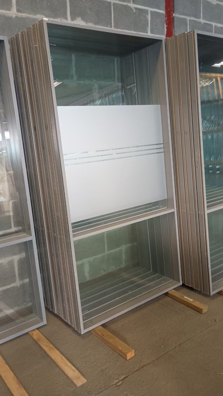 Flushfront glassvegger grå